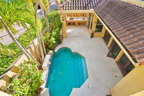 House in Aventura, Florida 3 bedrooms, 221.11 sq.m. № 2044238