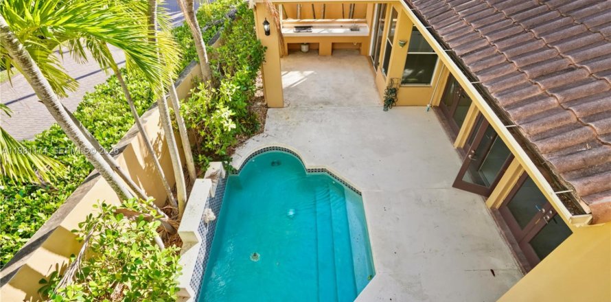 House in Aventura, Florida 3 bedrooms, 221.11 sq.m. № 2044238