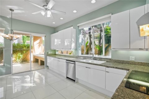 House in Aventura, Florida 3 bedrooms, 221.11 sq.m. № 2044238 - photo 7
