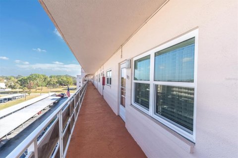 Condo in Saint Petersburg, Florida, 2 bedrooms  № 1566069 - photo 5