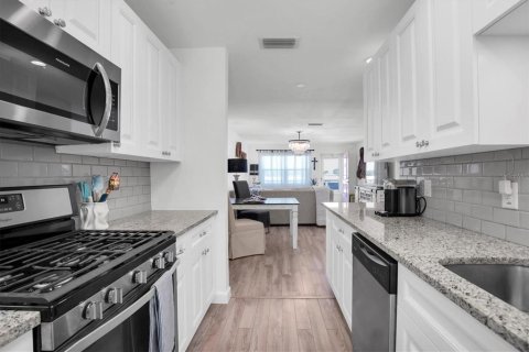 Condo in Saint Petersburg, Florida, 2 bedrooms  № 1566069 - photo 14
