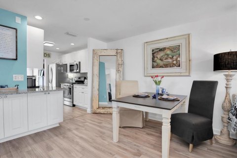 Condo in Saint Petersburg, Florida, 2 bedrooms  № 1566069 - photo 11