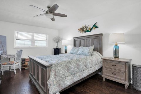 Condo in Saint Petersburg, Florida, 2 bedrooms  № 1566069 - photo 17