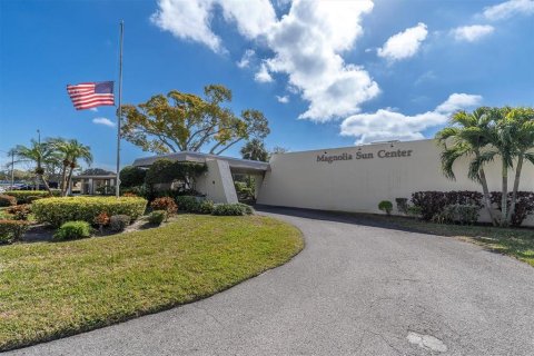 Condo in Saint Petersburg, Florida, 2 bedrooms  № 1566069 - photo 27