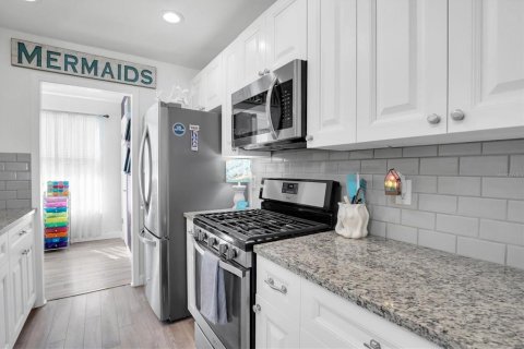 Condo in Saint Petersburg, Florida, 2 bedrooms  № 1566069 - photo 13