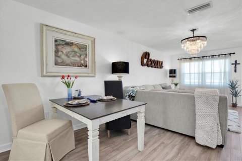 Condo in Saint Petersburg, Florida, 2 bedrooms  № 1566069 - photo 10