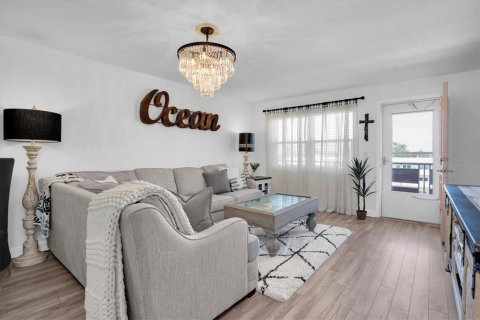 Condo in Saint Petersburg, Florida, 2 bedrooms  № 1566069 - photo 7