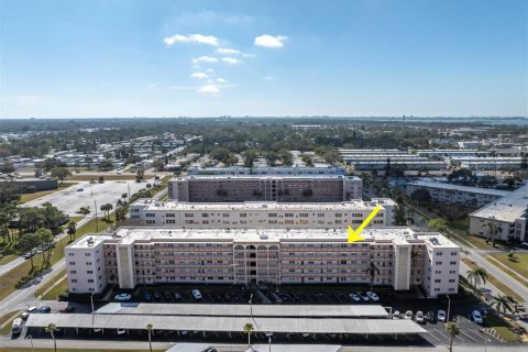 Condo in Saint Petersburg, Florida, 2 bedrooms  № 1566069 - photo 1