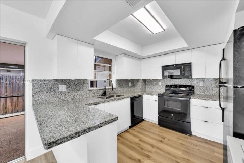 Villa ou maison à louer à Cooper City, Floride: 3 chambres, 120.96 m2 № 2181348 - photo 12