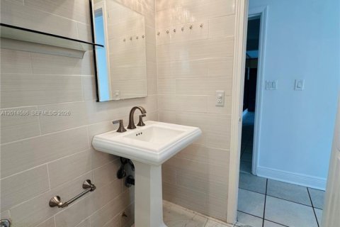 Apartment in Miami Beach, Florida 2 bedrooms, 116.13 sq.m. № 2076296 - photo 20