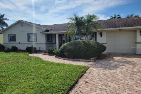 Villa ou maison à louer à Saint Petersburg, Floride: 3 chambres, 154.22 m2 № 2412523 - photo 2