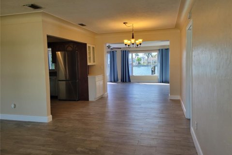 Villa ou maison à louer à Saint Petersburg, Floride: 3 chambres, 154.22 m2 № 2412523 - photo 8
