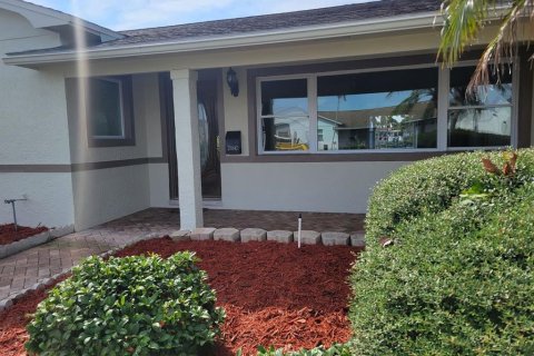 Villa ou maison à louer à Saint Petersburg, Floride: 3 chambres, 154.22 m2 № 2412523 - photo 3