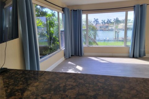 Villa ou maison à louer à Saint Petersburg, Floride: 3 chambres, 154.22 m2 № 2412523 - photo 14