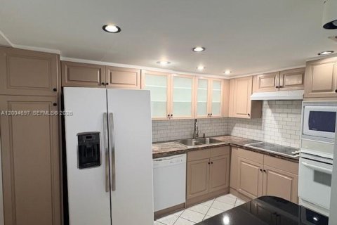 Condo in Miami, Florida, 2 bedrooms № 2090794 - photo 18