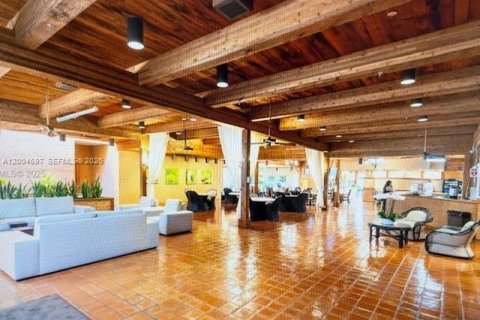 Condo in Miami, Florida, 2 bedrooms № 2090794 - photo 2
