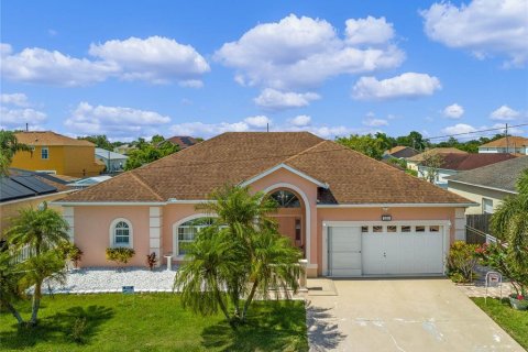 House in Kissimmee, Florida 3 bedrooms, 208.01 sq.m. № 2225409