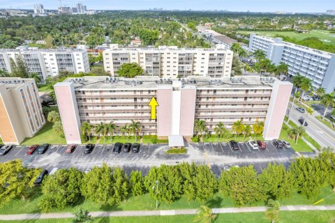 Condo in Hallandale Beach, Florida, 1 bedroom  № 884372 - photo 1