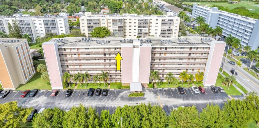Condo in Hallandale Beach, Florida, 1 bedroom № 884372