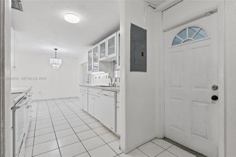 House in Miami, Florida 3 bedrooms, 174.66 sq.m. № 2407967 - photo 18