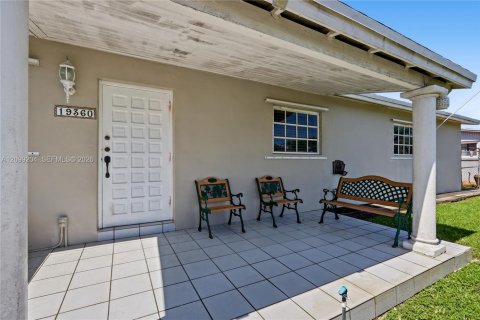 House in Miami, Florida 3 bedrooms, 174.66 sq.m. № 2407967 - photo 3