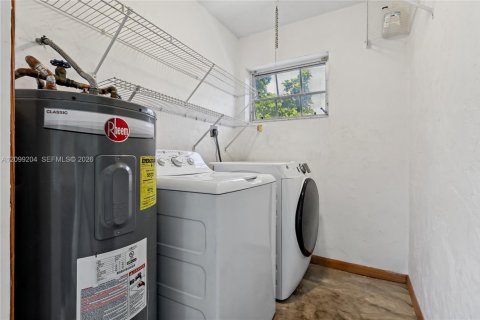 House in Miami, Florida 3 bedrooms, 174.66 sq.m. № 2407967 - photo 25