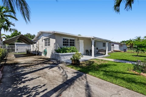 House in Miami, Florida 3 bedrooms, 174.66 sq.m. № 2407967 - photo 5