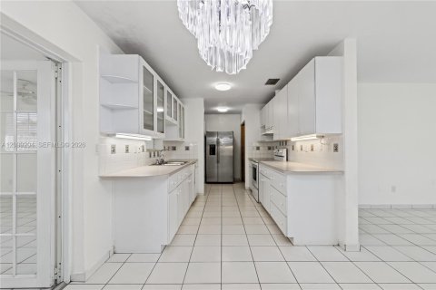 House in Miami, Florida 3 bedrooms, 174.66 sq.m. № 2407967 - photo 13
