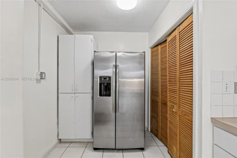 House in Miami, Florida 3 bedrooms, 174.66 sq.m. № 2407967 - photo 17