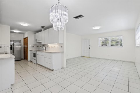 House in Miami, Florida 3 bedrooms, 174.66 sq.m. № 2407967 - photo 12