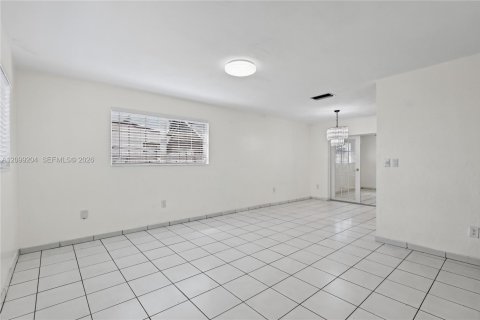 House in Miami, Florida 3 bedrooms, 174.66 sq.m. № 2407967 - photo 9