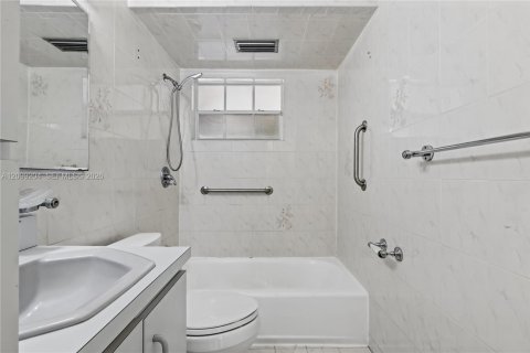 House in Miami, Florida 3 bedrooms, 174.66 sq.m. № 2407967 - photo 30