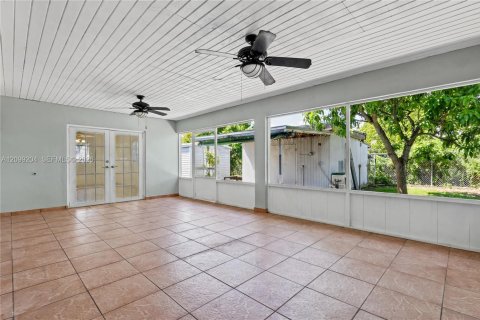 House in Miami, Florida 3 bedrooms, 174.66 sq.m. № 2407967 - photo 22