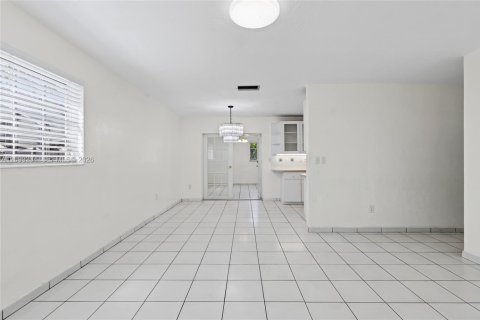 House in Miami, Florida 3 bedrooms, 174.66 sq.m. № 2407967 - photo 10