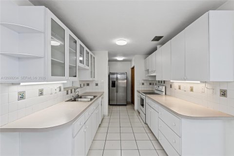 House in Miami, Florida 3 bedrooms, 174.66 sq.m. № 2407967 - photo 14