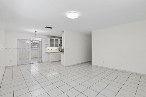 House in Miami, Florida 3 bedrooms, 174.66 sq.m. № 2407967 - photo 11