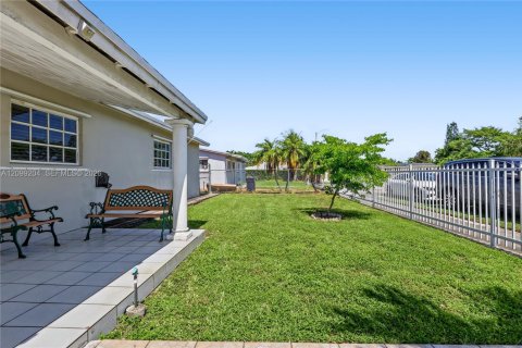 House in Miami, Florida 3 bedrooms, 174.66 sq.m. № 2407967 - photo 6