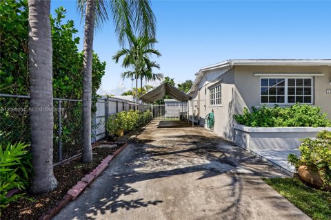 House in Miami, Florida 3 bedrooms, 174.66 sq.m. № 2407967 - photo 7