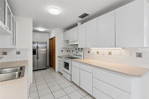 House in Miami, Florida 3 bedrooms, 174.66 sq.m. № 2407967 - photo 16