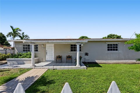 House in Miami, Florida 3 bedrooms, 174.66 sq.m. № 2407967 - photo 2