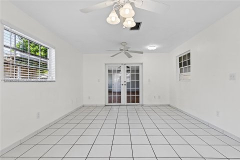 House in Miami, Florida 3 bedrooms, 174.66 sq.m. № 2407967 - photo 20