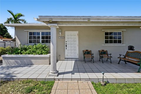 House in Miami, Florida 3 bedrooms, 174.66 sq.m. № 2407967 - photo 4