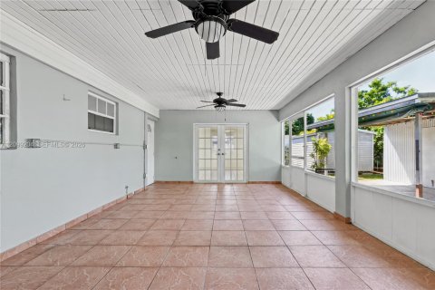 House in Miami, Florida 3 bedrooms, 174.66 sq.m. № 2407967 - photo 24
