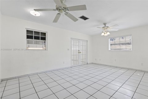 House in Miami, Florida 3 bedrooms, 174.66 sq.m. № 2407967 - photo 21