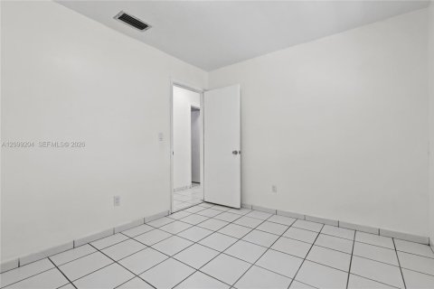 House in Miami, Florida 3 bedrooms, 174.66 sq.m. № 2407967 - photo 28