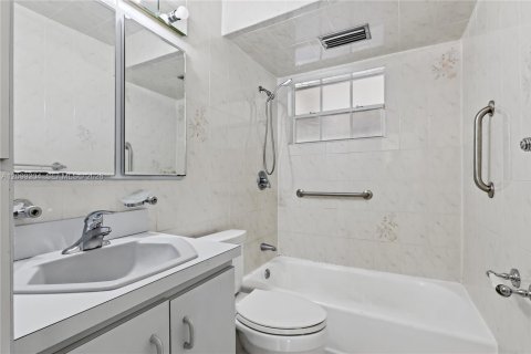 House in Miami, Florida 3 bedrooms, 174.66 sq.m. № 2407967 - photo 29