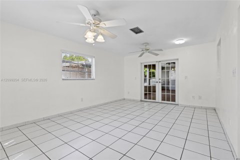 House in Miami, Florida 3 bedrooms, 174.66 sq.m. № 2407967 - photo 19