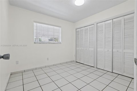 House in Miami, Florida 3 bedrooms, 174.66 sq.m. № 2407967 - photo 27
