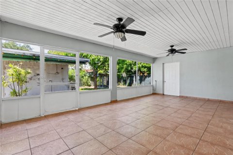 House in Miami, Florida 3 bedrooms, 174.66 sq.m. № 2407967 - photo 23