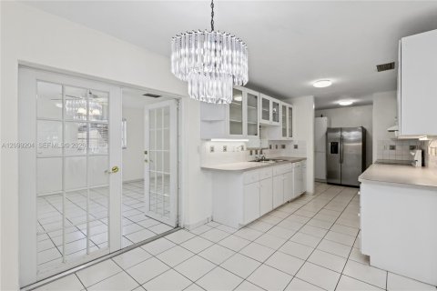 House in Miami, Florida 3 bedrooms, 174.66 sq.m. № 2407967 - photo 15